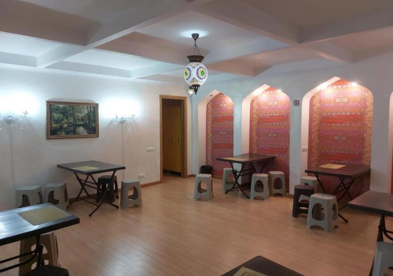 Room Hostel Dostyk Алмати Екстер'єр фото